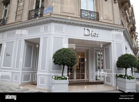 avenue montaigne boutique dior|dior montaigne 30 pouch.